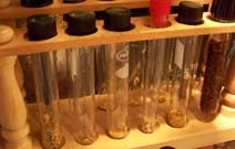 paillettes d'or classé dans tubes de collection en verre