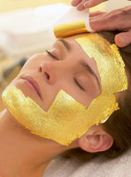 soin du visage avec de la feuille d'or