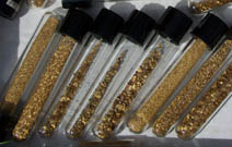 tubes avec paillettes d'or de différentes rivières aurifères